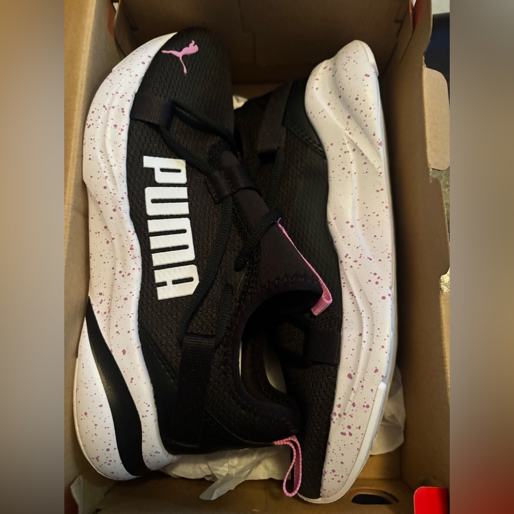 Puma Black and Pink Sneakers Sporty Design/ girls